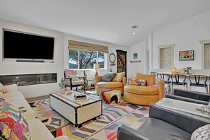 Smart TV, chimenea y libros