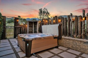 Outdoor spa tub - Desert Zen: Tranquil Escape, Pool/Hot Tub, Firepit (Cabazon)