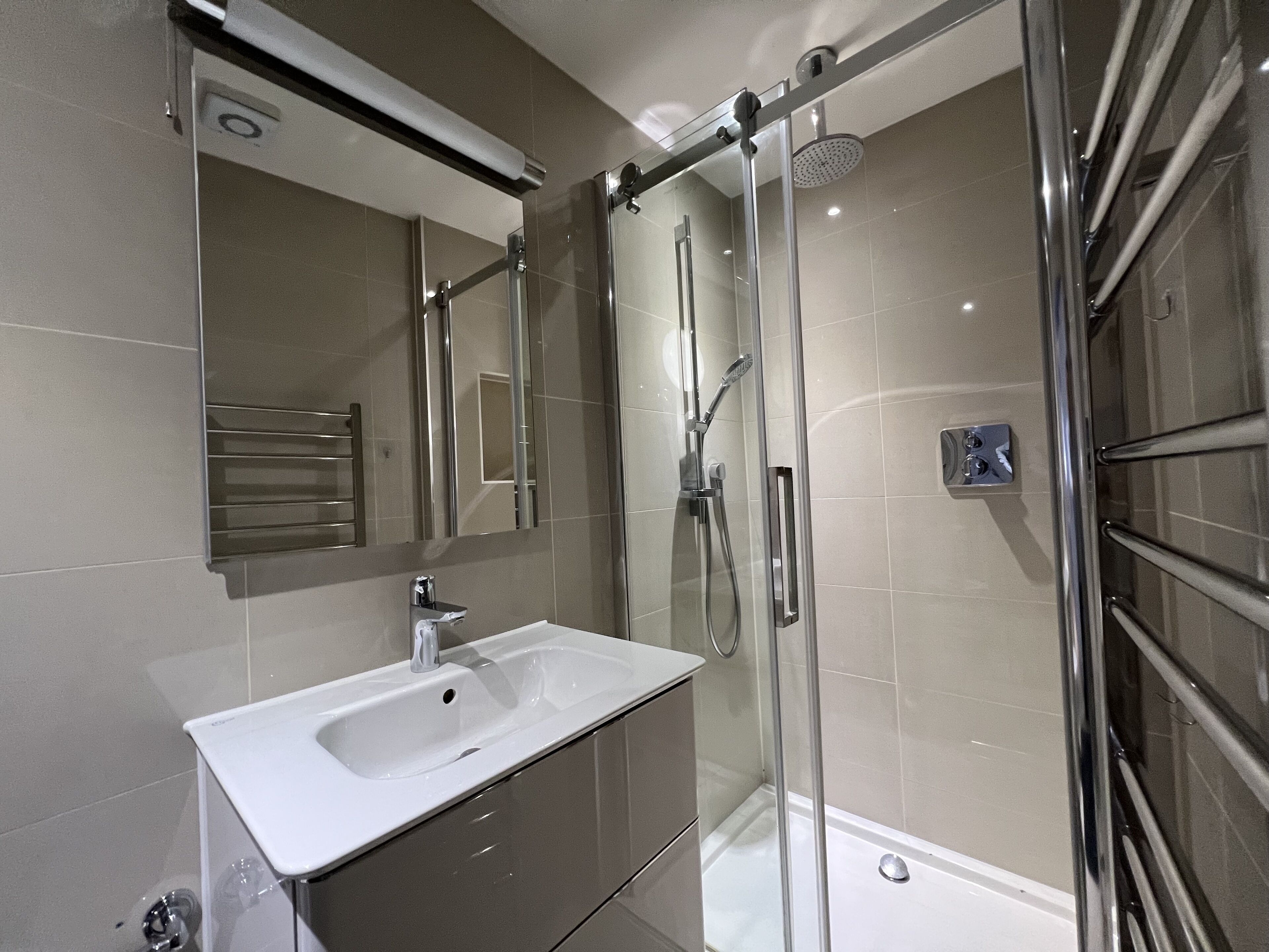 Een douche, een haardroger, handdoeken, zeep