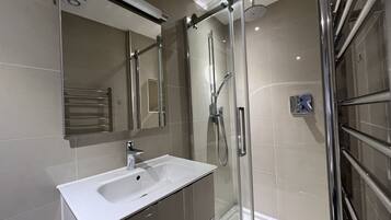 Een douche, een haardroger, handdoeken, zeep