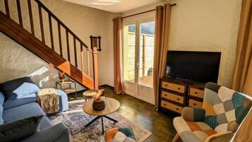 TV connectée, livres, écrans d'ordinateur