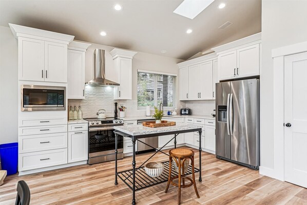 冰箱、微波炉、烤箱、炉灶