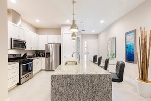 Villa, Accessible - New 4 BR 4 BA Villa 1804ft 5min Disney BBQ (Kissimmee)