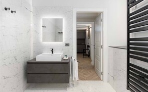 Appartamento Barocco | バスルーム | シャワー、レインフォールシャワー、バスアメニティ (無料)、ヘアドライヤー
