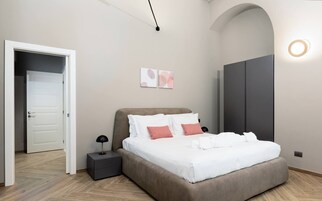 Appartamento Barocco | Hochwertige Bettwaren, Betten mit Memory-Foam-Matratzen, Schreibtisch