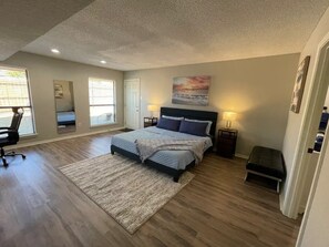 3 bedrooms, desk, iron/ironing board, travel cot - Peaceful Home in DFW Center
(Bedford)