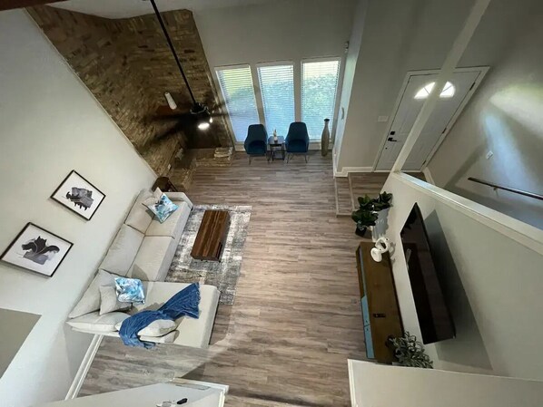 Smart TV, fireplace - Peaceful Home in DFW Center
(Bedford)