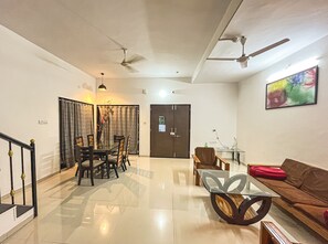 5 bedrooms, WiFi, bed sheets - Beautiful staycation apartment retreat. (Alibag)