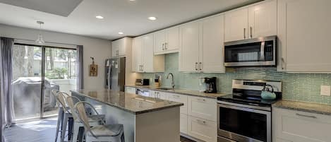 Refrigerador, microondas, placa de cocina, lavavajillas