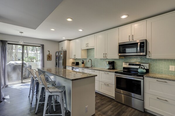 Kühlschrank, Mikrowelle, Herdplatte, Geschirrspüler