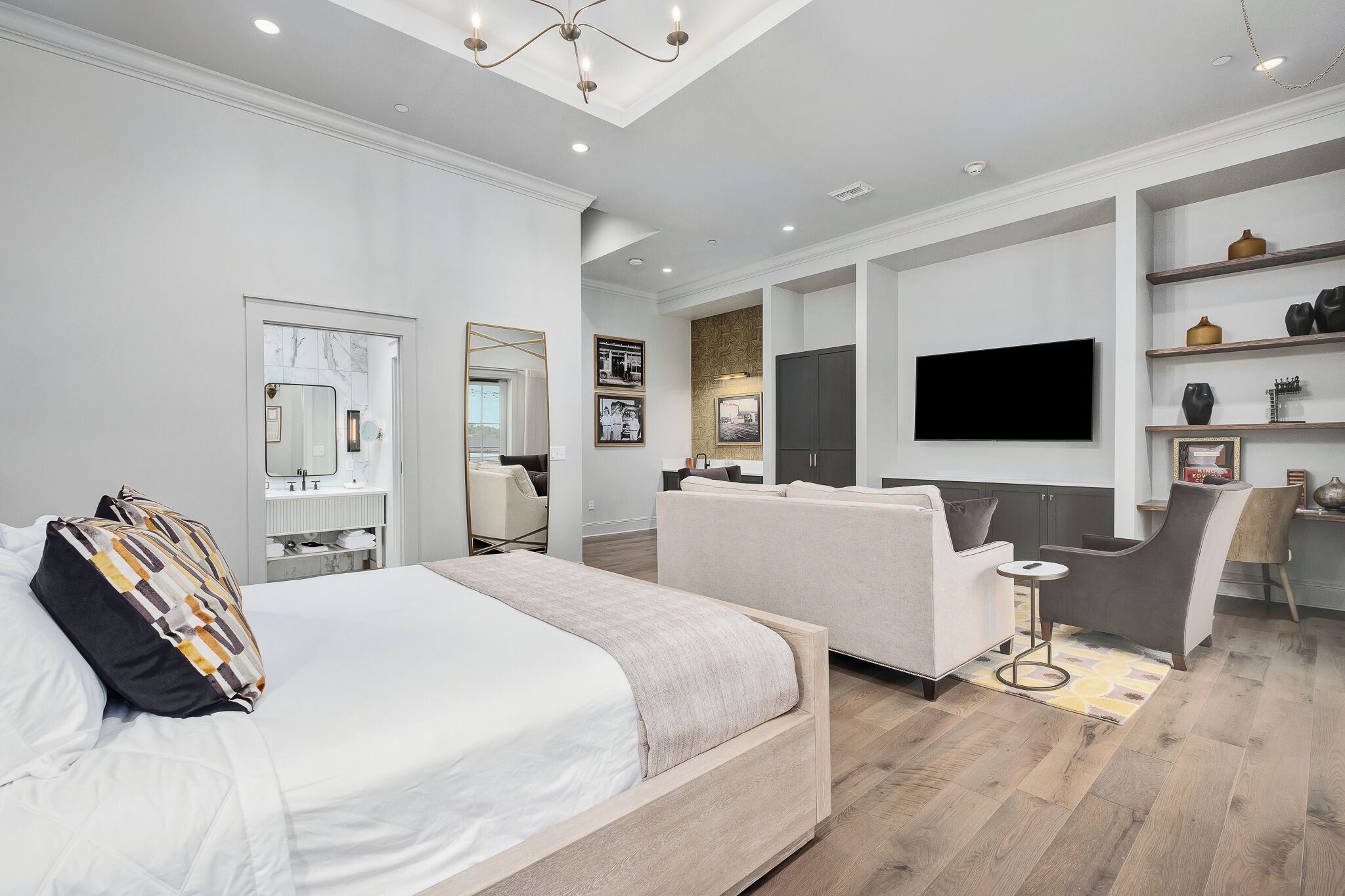 1 Schlafzimmer, Schreibtisch, Bettwäsche