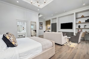 1 soverom, skrivebord og sengetøy