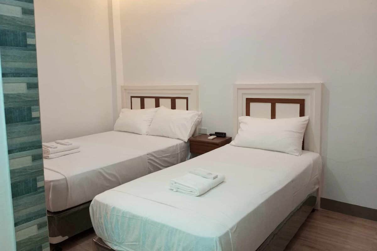 Kamar Triple Deluks, balkon | 1 kamar tidur, setrika/meja setrika, dan Wi-Fi gratis