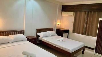 Deluxe-Vierbettzimmer | Schallisolierte Zimmer, Bügeleisen/Bügelbrett, kostenloses WLAN