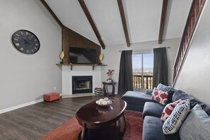 Living area - Cheerful 2 Bedroom Townhome (Chattanooga)