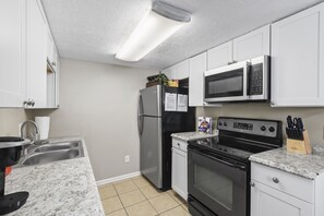 Private kitchen - Cheerful 2 Bedroom Townhome (Chattanooga)