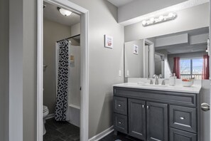 Shower, hair dryer, towels, toilet paper - Cheerful 2 Bedroom Townhome (Chattanooga)