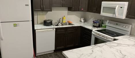 Køleskab, mikrobølgeovn, ovn, køkkentøj/tallerkener/redskaber