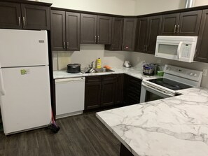 Kylskåp, mikrovågsugn, ugn och grytor/köksredskap