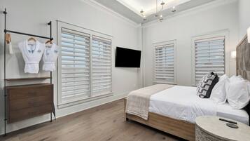 1 bedroom, desk, bed sheets