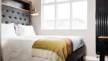 Habitación doble | Ropa de cama hipoalergénica y espacio para trabajar con laptop