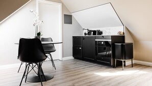 Superior Attic Studio with Bathtub | 전용 간이 주방