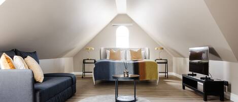 Superior Attic Studio with Bathtub | Allergiatestatut vuodevaatteet