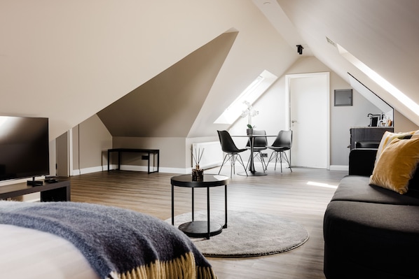 Superior Attic Studio with Bathtub | Hypo-allergenic bedding, laptop workspace, soundproofing - ODDSSON Downtown Hotel (Reykjavik)