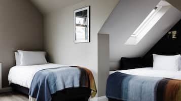 Habitación triple | Ropa de cama hipoalergénica y espacio para trabajar con laptop