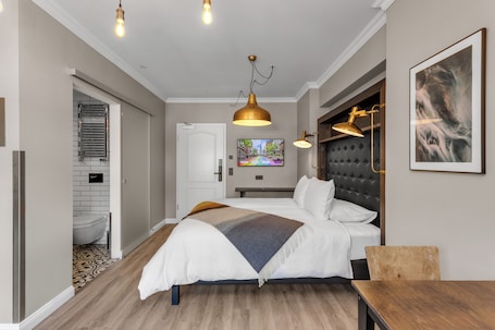 Superior Studio | Hypo-allergenic bedding, laptop workspace, soundproofing