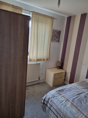 1 habitación, tabla de planchar con plancha, wifi y ropa de cama 