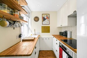 Kjøleskap, mikrobølgeovn, ovn og oppvaskmaskin