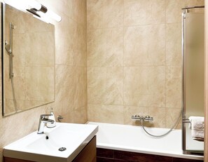 Superior Apartment, 3 Bedrooms | Bathroom | Combined shower/tub, hair dryer, towels, soap - Caroline by Q4 Apartments (Gdansk)