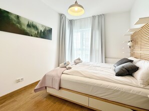Superior Apartment, 3 Bedrooms | 3 bedrooms, individually decorated, individually furnished, desk