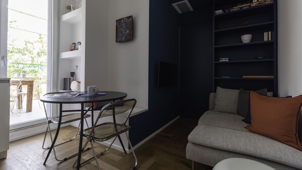 Leilighet (1 Bedroom) | Oppholdsområde | En 55-tommers smart-TV med Parabol-TV