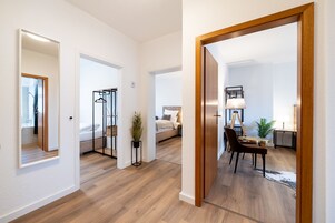 3 habitaciones, ropa de cama de alta calidad y escritorio 