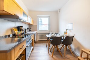 City Condo | Private kitchen | Fridge, oven, stovetop, dishwasher - FeWo Vogel - Dein City Wohntraum (Bielefeld)