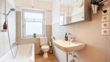 Condo trung tâm thành phố | Phòng tắm | Máy sấy tóc, khăn tắm, xà phòng, dầu gội