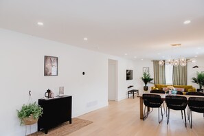 Dining room - Lakecroft (Prince Edward)