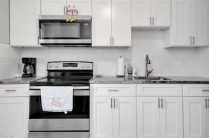Réfrigérateur, four à micro-ondes, un four, surface de cuisson