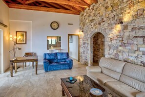 TV, fireplace, offices - Filistron Seaview Bliss - Coastal Charm Hideaway (Taktikoupoli)