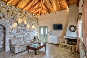 TV, fireplace, offices - Filistron Seaview Bliss - Coastal Charm Hideaway (Taktikoupoli)