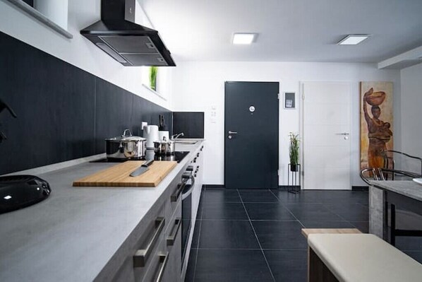 Kühlschrank, Mikrowelle, Ofen, Herdplatte