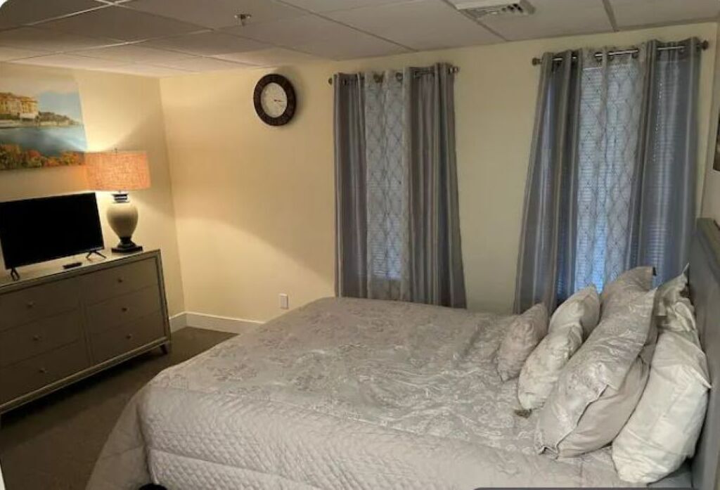 Conveniently located 1 bedroom/1Bath Private Room 