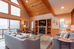 TV connectée, cheminée, lecteur de DVD