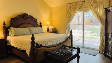 4 quartos, escrivaninha, ferros/tábuas de passar roupa, berço de viagem