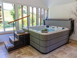 Piscina interna, piscina externa, espreguiçadeiras