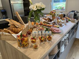 Café da manhã continental todos os dias (EUR 16 por pessoa) 