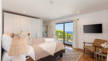 4 bedrooms, desk, iron/ironing board, WiFi