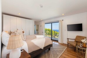 4 bedrooms, desk, iron/ironing board, WiFi